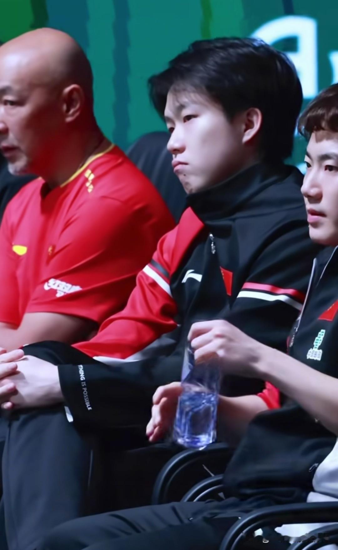 兄弟俩一边看她比赛一边小声交流着……远远看去，大头大胖似乎在看台上很平静的观