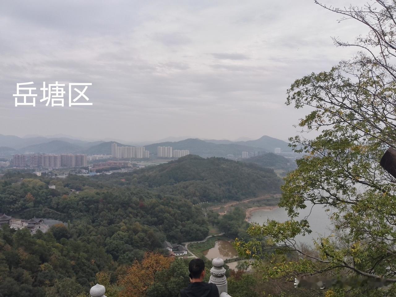 昭山是湘潭与长沙的界山，处于两市市区的边缘，站在山顶可以俯览长沙与湘潭的市区风貌