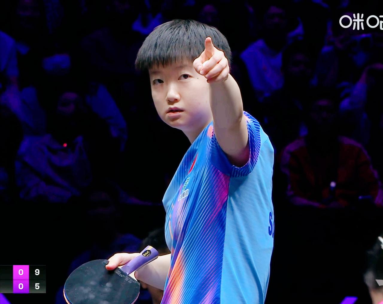 为什么周冠达说：现在考验孙颖莎的专注力了？因为第二局孙颖莎受到了闪光灯的影响。