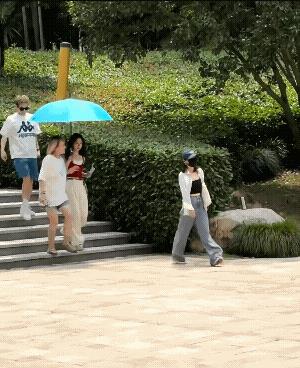 谭松韵今天出外景啦！在千岛湖拍摄户外大片呢！穿着红背心，白色阔腿裤，裤子上还有