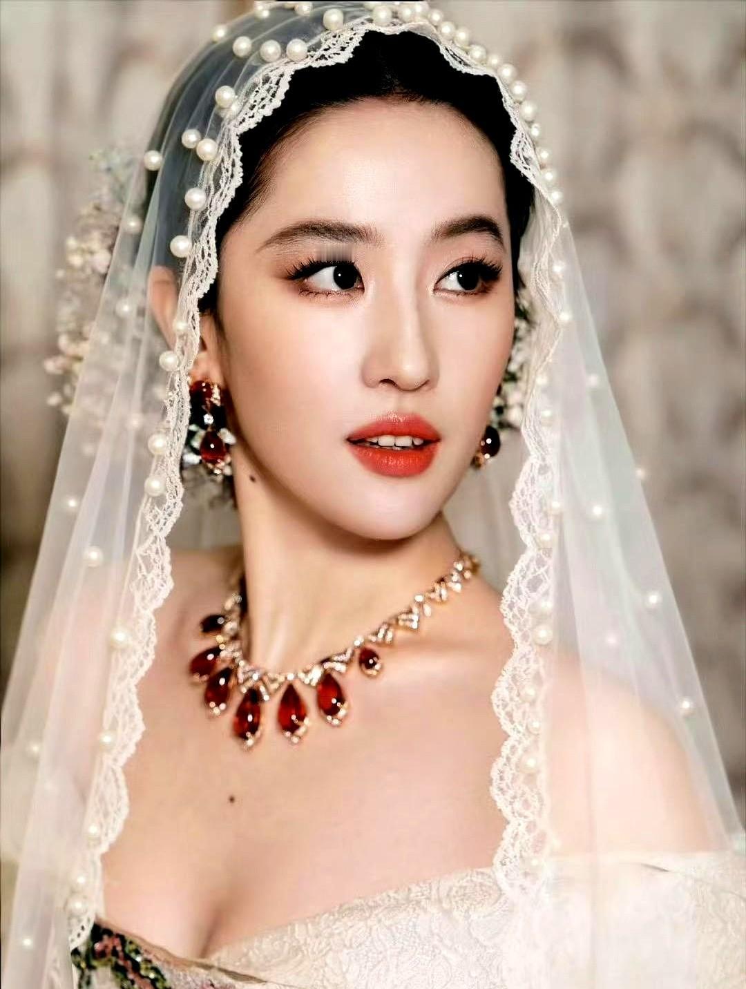 刘亦菲手链掉了,没人捡,也没人喊。不是没人看见,是没人敢动。宝格丽没慌,刘亦