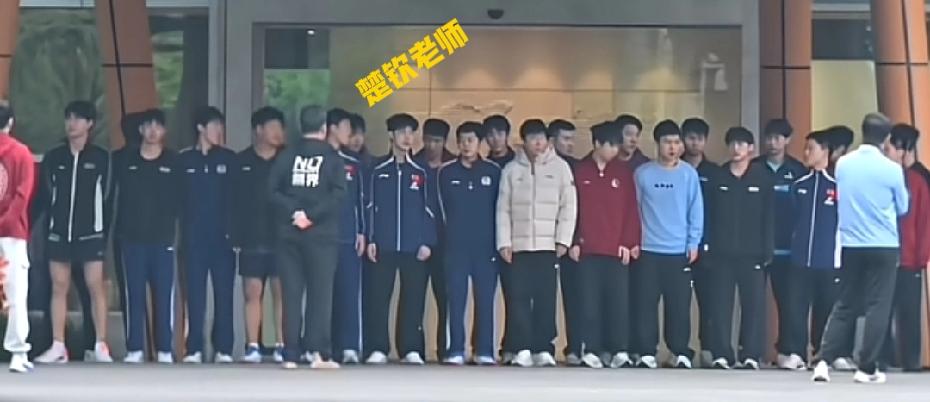 被这届神一样的网友笑死，他们说秒秒就能找到楚钦！有网友更笑谈，不用找，他跟蹲