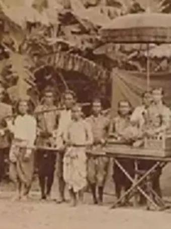 1900年，一个中国通缉犯找白人国王租了块地，租期999年，带1118个乡亲去南