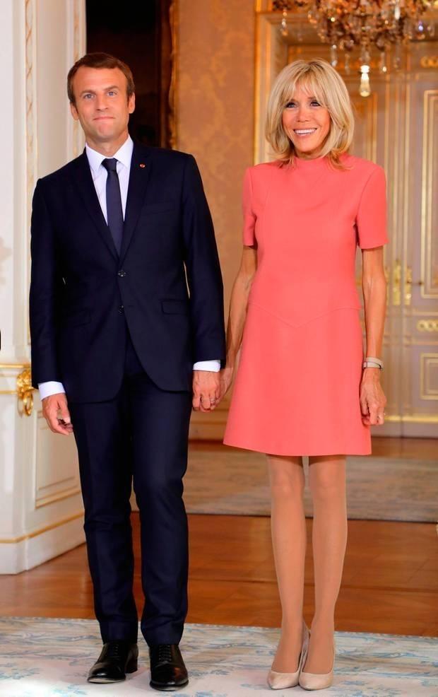 布丽吉特·马克龙这次访华真是精准拿捏。72岁穿一身墨绿旗袍配盘扣外套，身板笔挺，