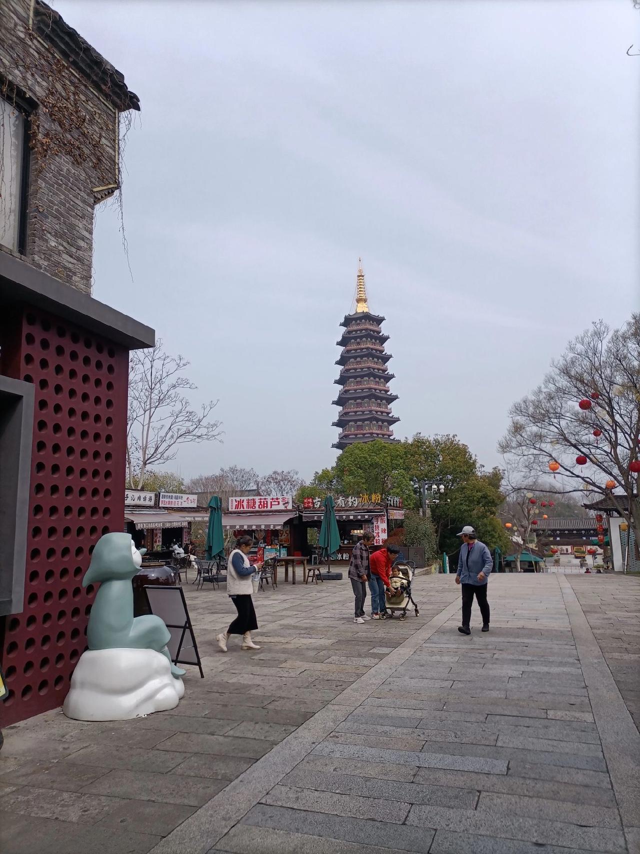浙江金华婺州古城，4A景区，城内人文，古迹众多。古城入口处直街已成美食街(图1