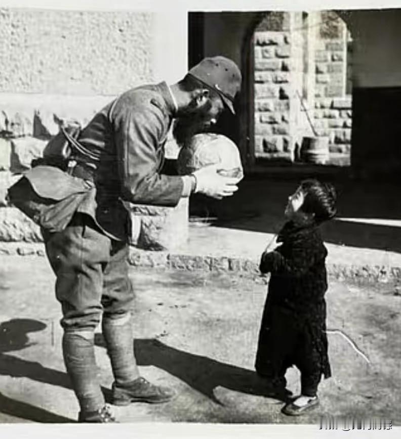 这个日本鬼子手里拿的是个什么东西？感觉像是好吃的东西，有可能是西瓜，也有可能是其