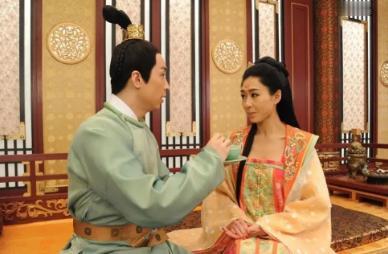 李隆基的大哥李宪看上了卖饼小贩的妻子，就将其强掳入王府。一年后，他设宴招待王维等