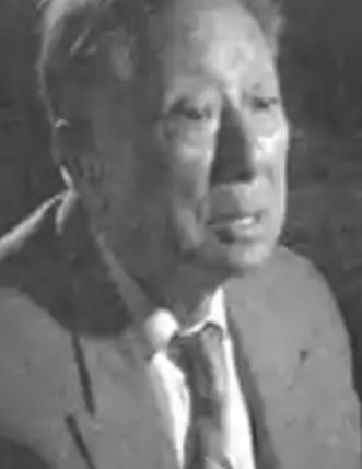 1942年，一名伪军师长派人送给粟裕一把伞，粟裕疑惑地打开伞一看，里面竟藏了一张
