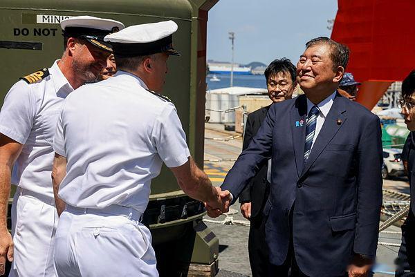 日本首相石破茂昨天登上停泊在横须贺的英国海军“威尔士亲王”号航母参观，并坐进F-