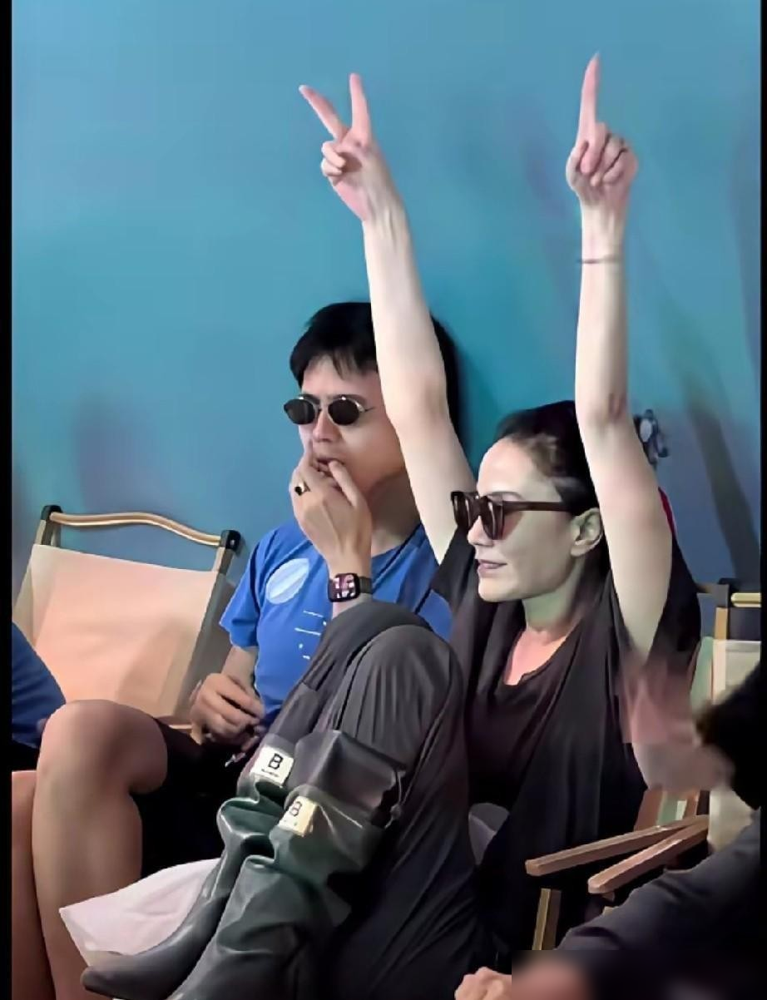 王菲真是一点都不装，当着那么多人面，直接把宋妍霏拽走了，连个招呼都没让人打。这姑娘不是外人，宋妍霏跟