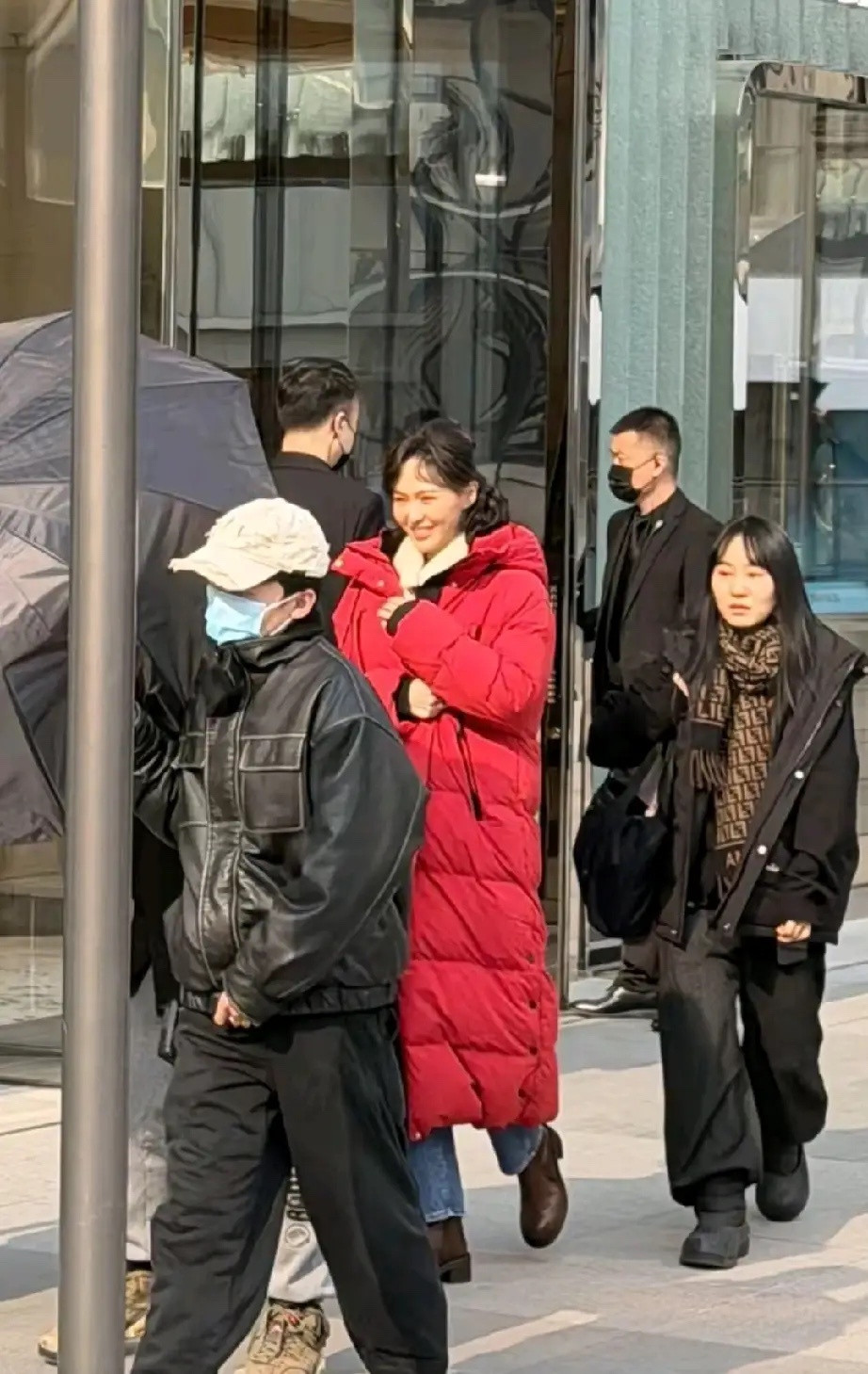 42岁的年纪有了实感，保养再好也抵不过岁月的无情，唐嫣最近在和彭冠英拍戏，路人偶