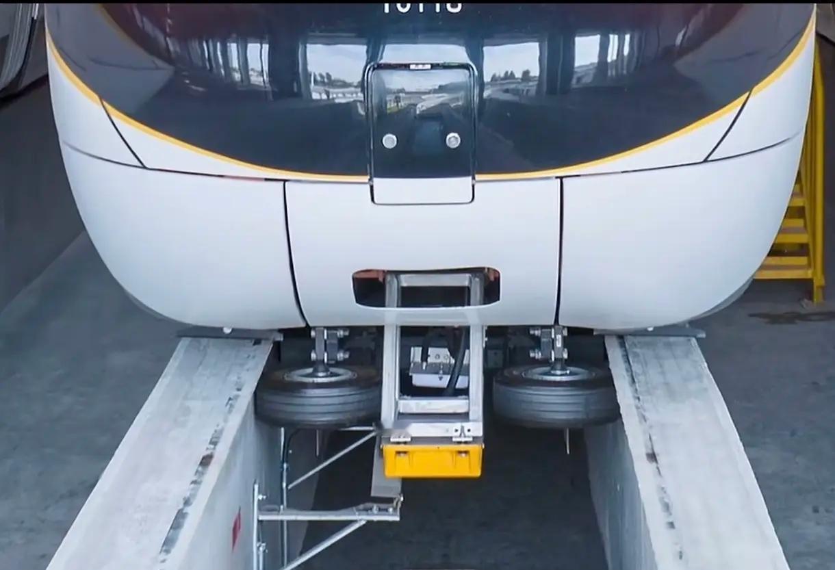 济南高新东区云巴晃荡的原因找到了，卡在轨道上的橡胶轮太细了。最近，济南高新