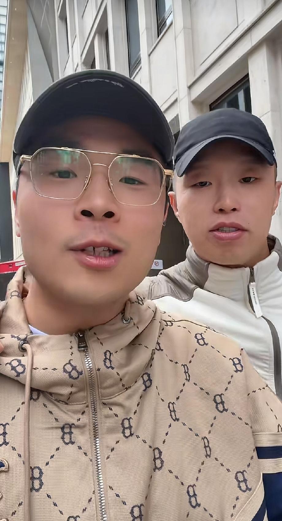 张九南与烧饼在德国逛街，走着走着烧饼看到路上有一个下水道井盖，直接蹲下要掀开，张
