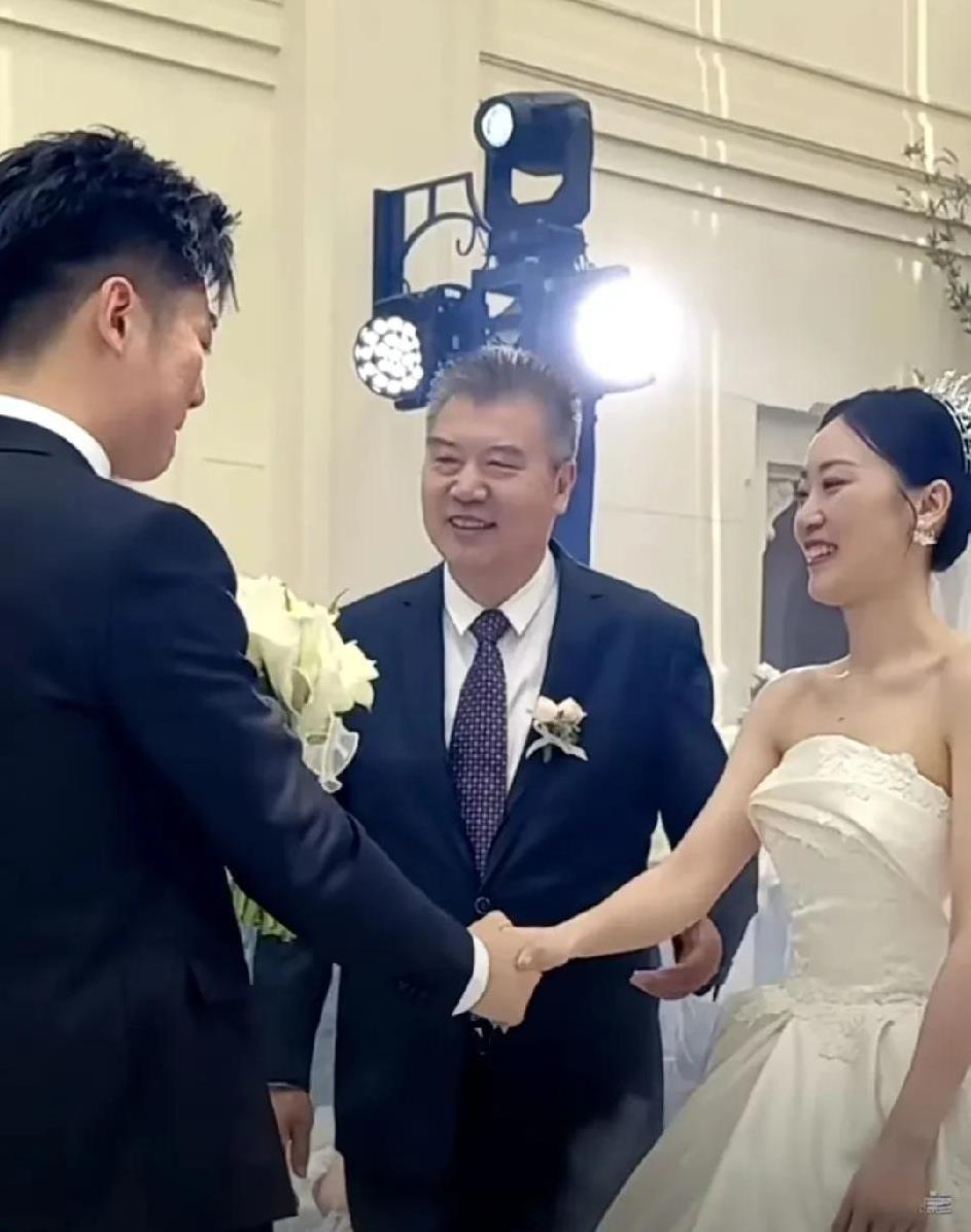 62岁的国乒总教练李隼嫁闺女，我看他们父女俩的名字我就不禁感叹“这老李家会取名字
