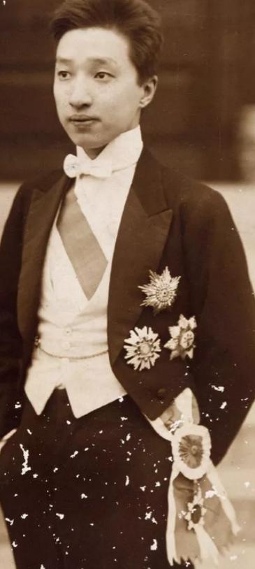 1916年，清末首富盛宣怀留下1300多万两白银的遗产，折合现在约100多亿元。