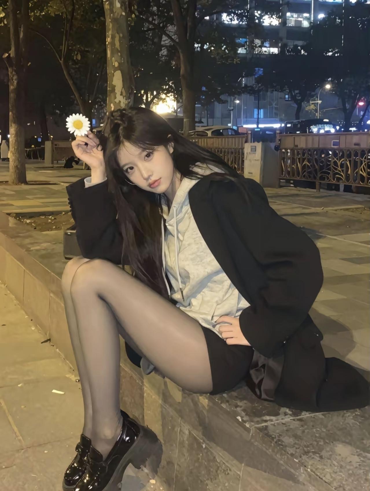 晚风把浪漫揉进夜色里，雏菊和我都在等一场温柔