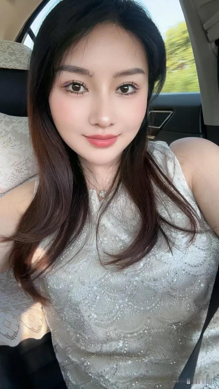 秋老虎携烈焰红唇，倾城美女车内乘凉，35℃热浪翻金叶，蝉鸣为她唱晚，风也醉成微醺