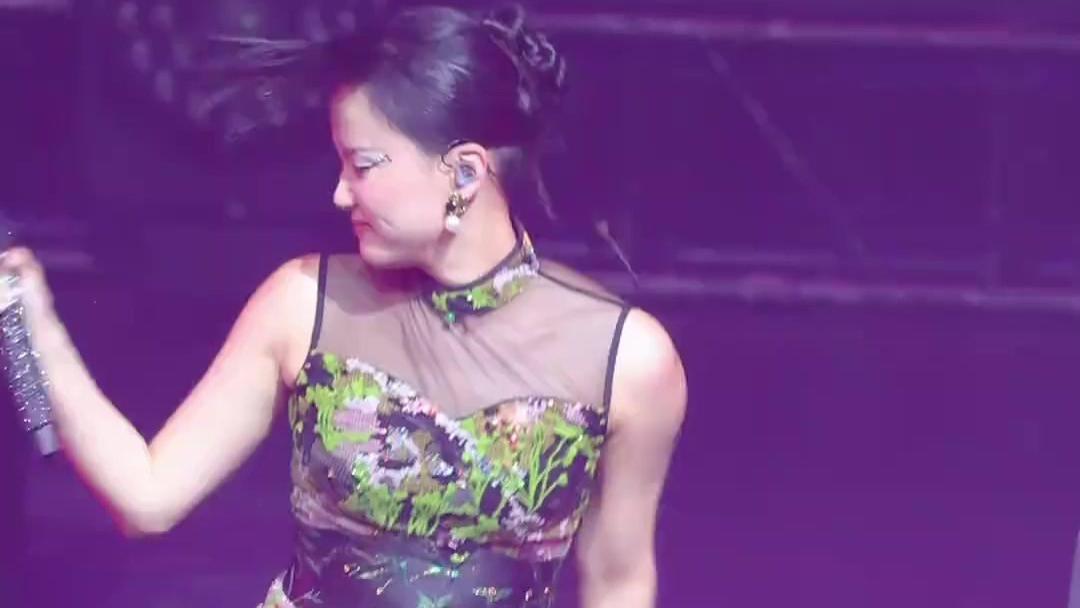 黄龄演唱会现场直拍，歌还没开始唱，自己先玩嗨了