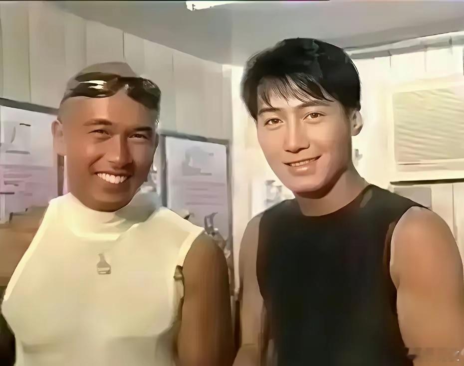 90年代的具俊晔和黎明，黎明66年的，光头69年的，看起来却比黎明大似的。很奇