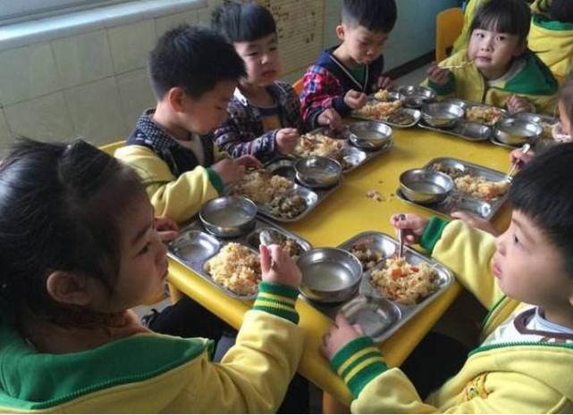 孩子放学回家就嚷嚷着饿, 妈妈去幼儿园看了孩子的伙食, 没想到当场就愣住了