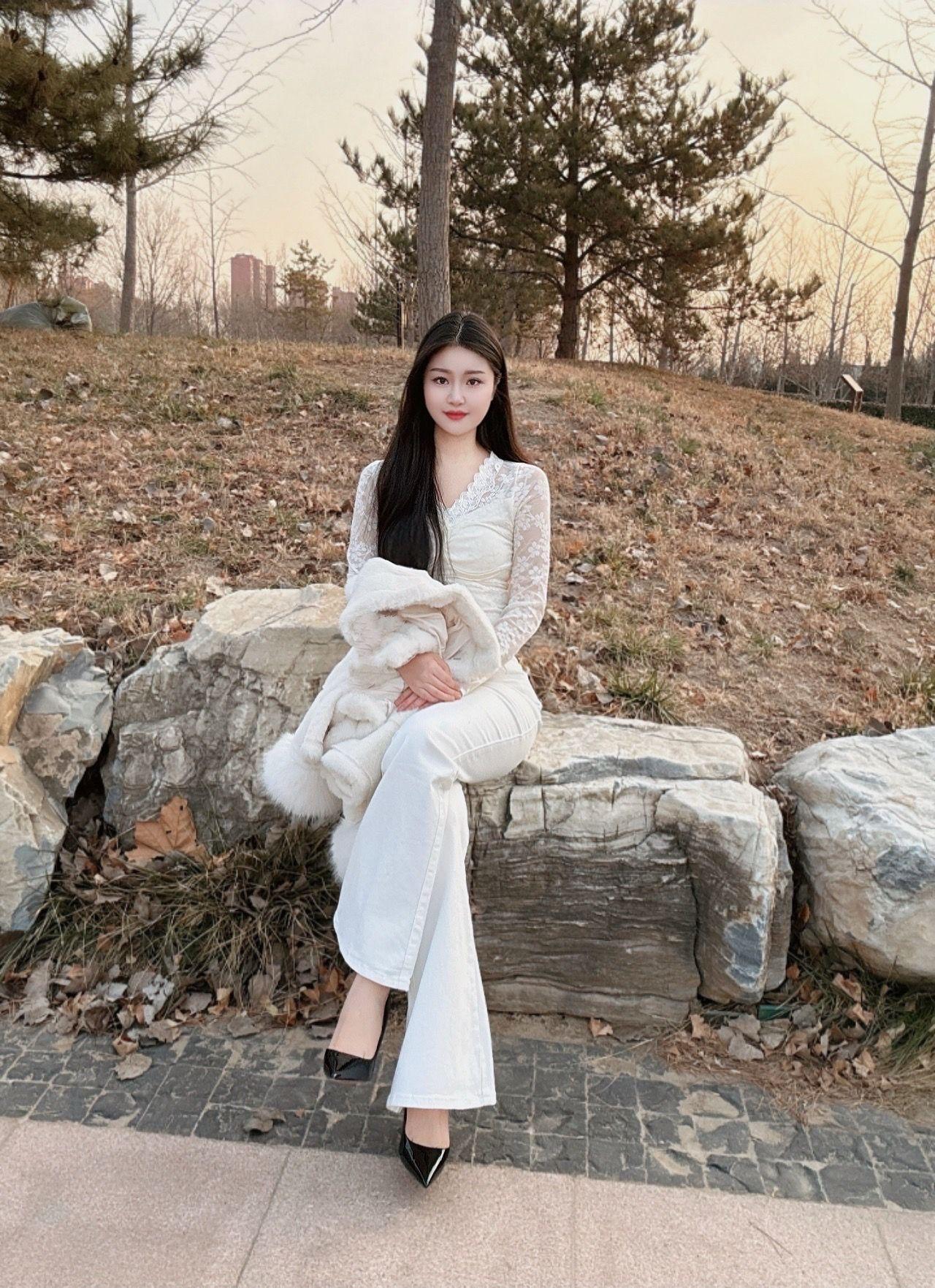 冬日穿搭指南：白色套装+毛绒外套，优雅出街！