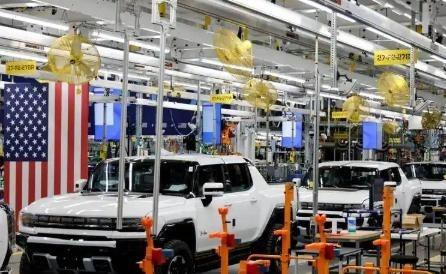 一位美籍华人表示：“中国人不要太自大，美国之所以去工业化，是因为钢铁、机电、