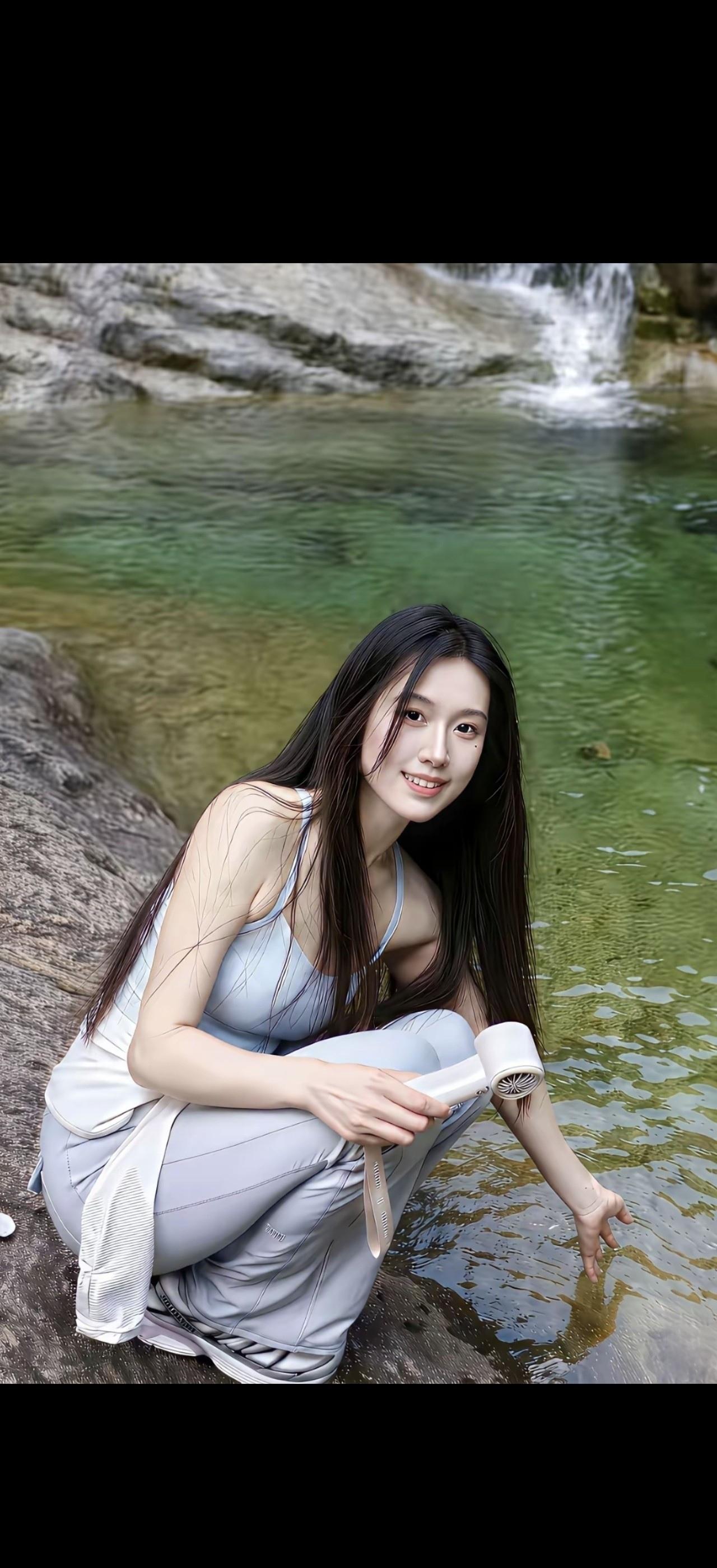 碧水映芳姿，清风拂面来。