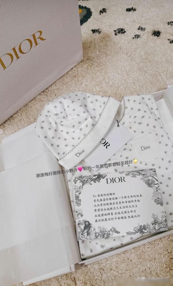 筱梅更新动态晒出的这两个新生儿礼盒，乐乐他们送的是迪奥的三千多，里面是一件连体衣