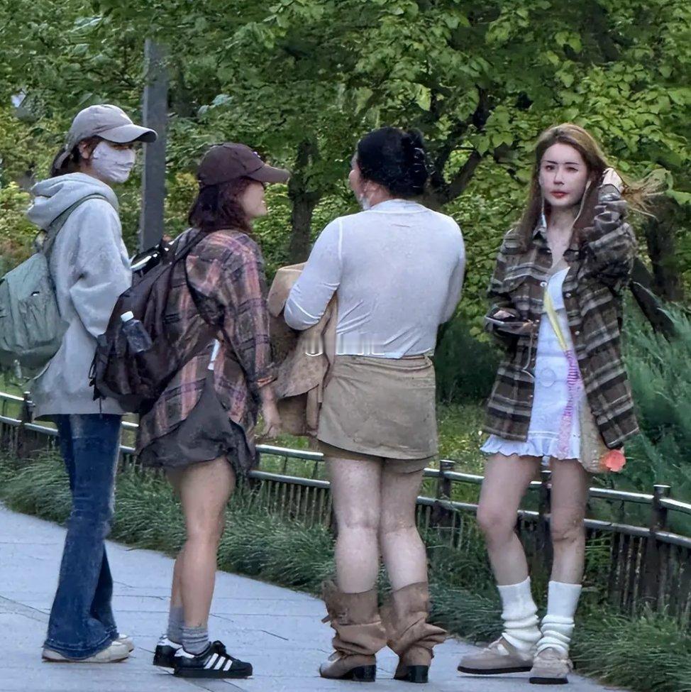 韦雪在北京街头被路人抓拍，这穿搭直接给小个子女生避雷了[捂脸哭]​