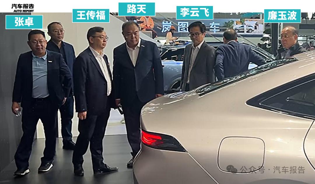 比亚迪高管亮相广州车展比亚迪大佬们来车展了。11月23日，比亚迪董事长王传福带