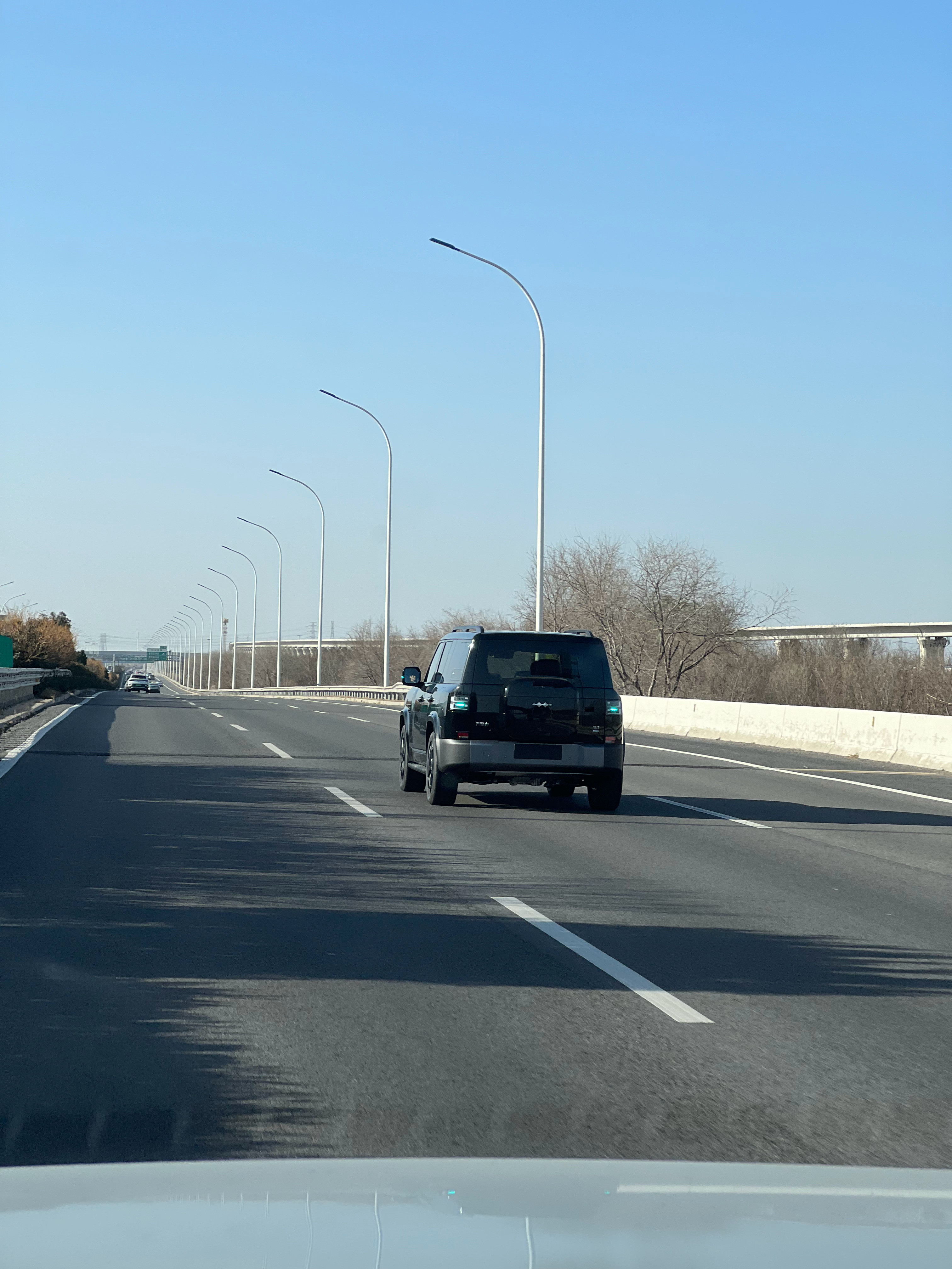 嘿嘿嘿，现在路上带小蓝灯的车越来越多了，挺好的天津