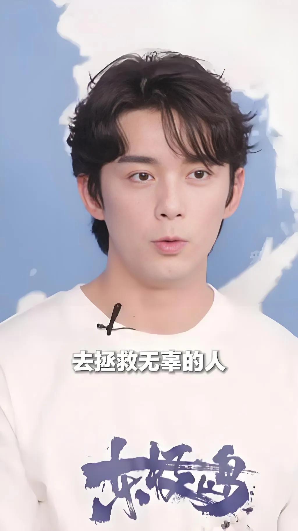 吴磊在《东极岛》路演中透露，拍摄船舱战俘场景时，三百余名演员与工作人员挤在密闭空