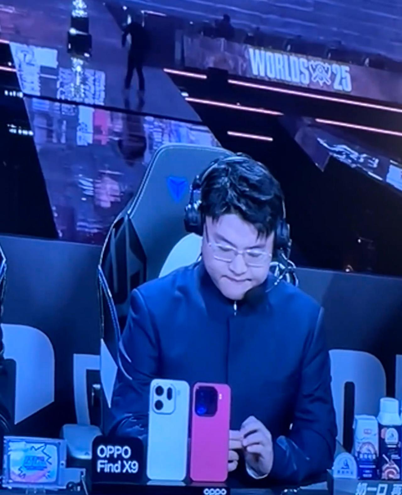 Uzi为什么这么执着于中山装。好老实的在那一坐玩手啊！但其实挺好看的。就是颁