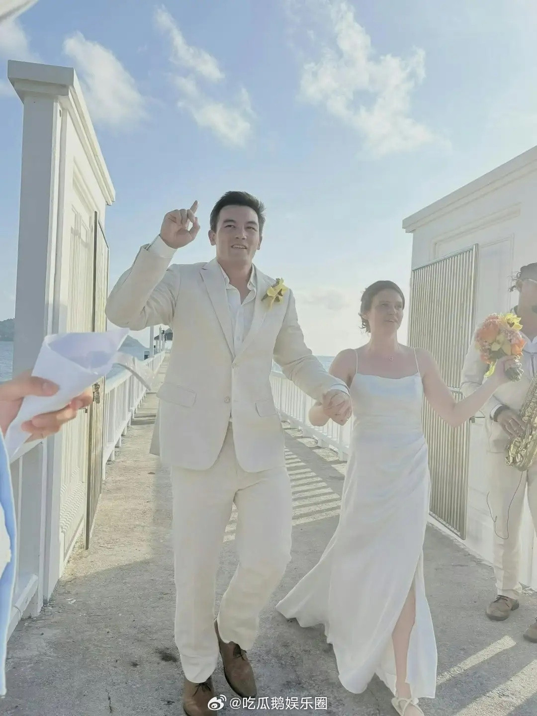 杨恭如39岁弟弟泰国大婚，外国妻子样貌普通，母亲穿旗袍优雅贵气！