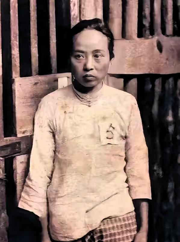 1937年，日军占领南京，发动南京大屠杀。一名身姿高挑、容貌清秀的女大学生，被三