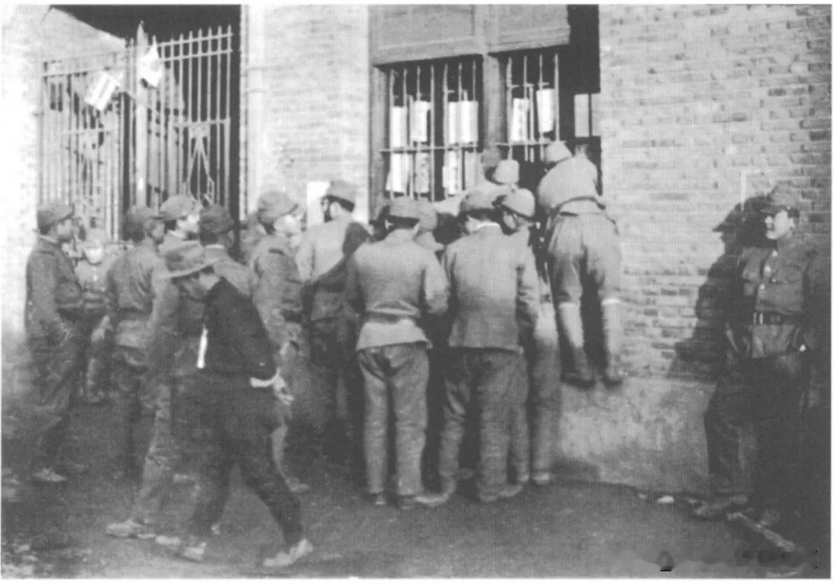 图二说的话何时才能实现？这张黑白照片定格了1938年1月南京一处慰安所外的场景
