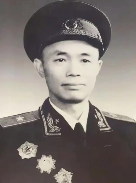 1984年，开国少将钟伟病重住院，大将黄克诚去看他。聊天时，黄克诚问钟伟，老家还