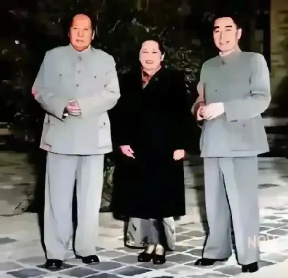 这照片真的太难得了！这是毛主席和周总理，以及宋庆皊的真实容貌，都看看吧，这不是演