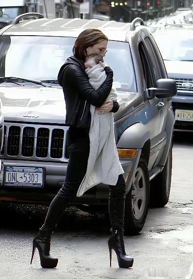 当年曾有一段时间，媒体只因维多利亚·贝克汉姆抱着孩子脚踩恨天高，就对她大加抨击。