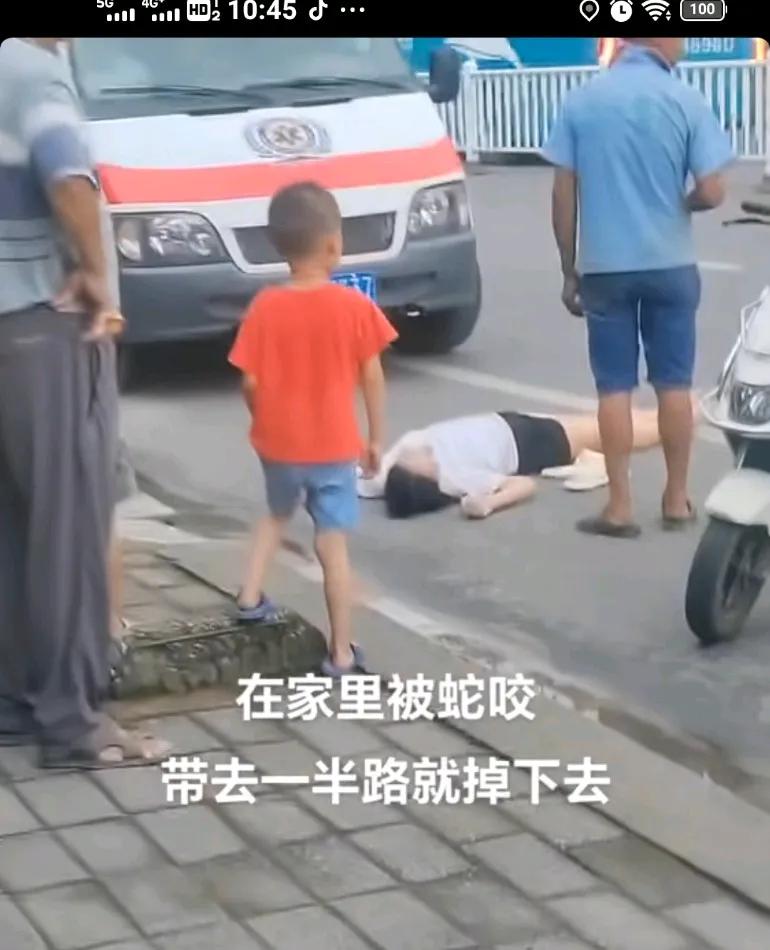 可怜的孩子在家被蛇咬，老父亲电瓶车驮着赶去医院路上，半路上孩子坚持不住掉地上建