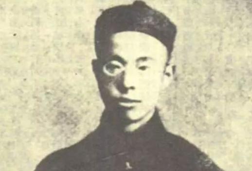 1907年7月6日，徐锡麟毫掏出手枪，对“恩师”恩铭一通乱射，恩铭身中7枪倒地。