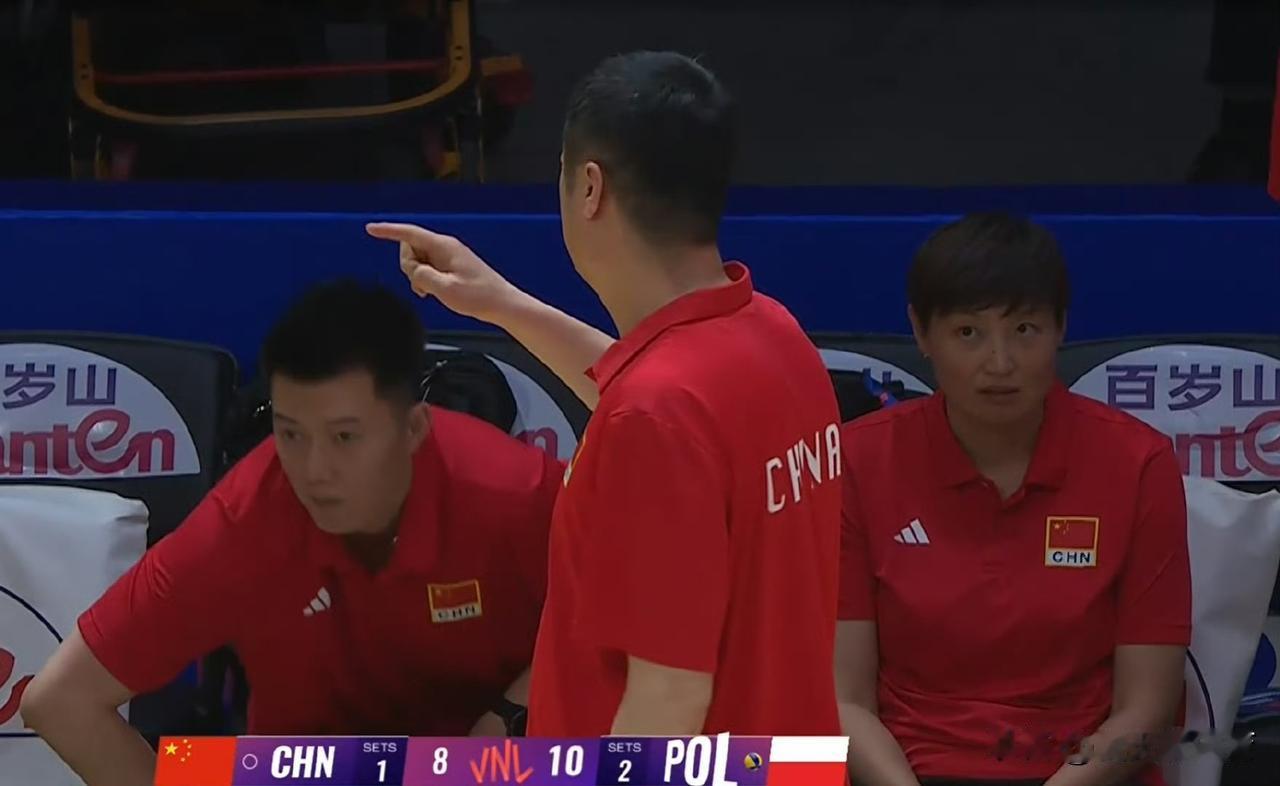 这支中国女排少一个像袁心玥一样的进攻点，王媛媛的对角副攻顶不上来，换万梓玥、陈厚
