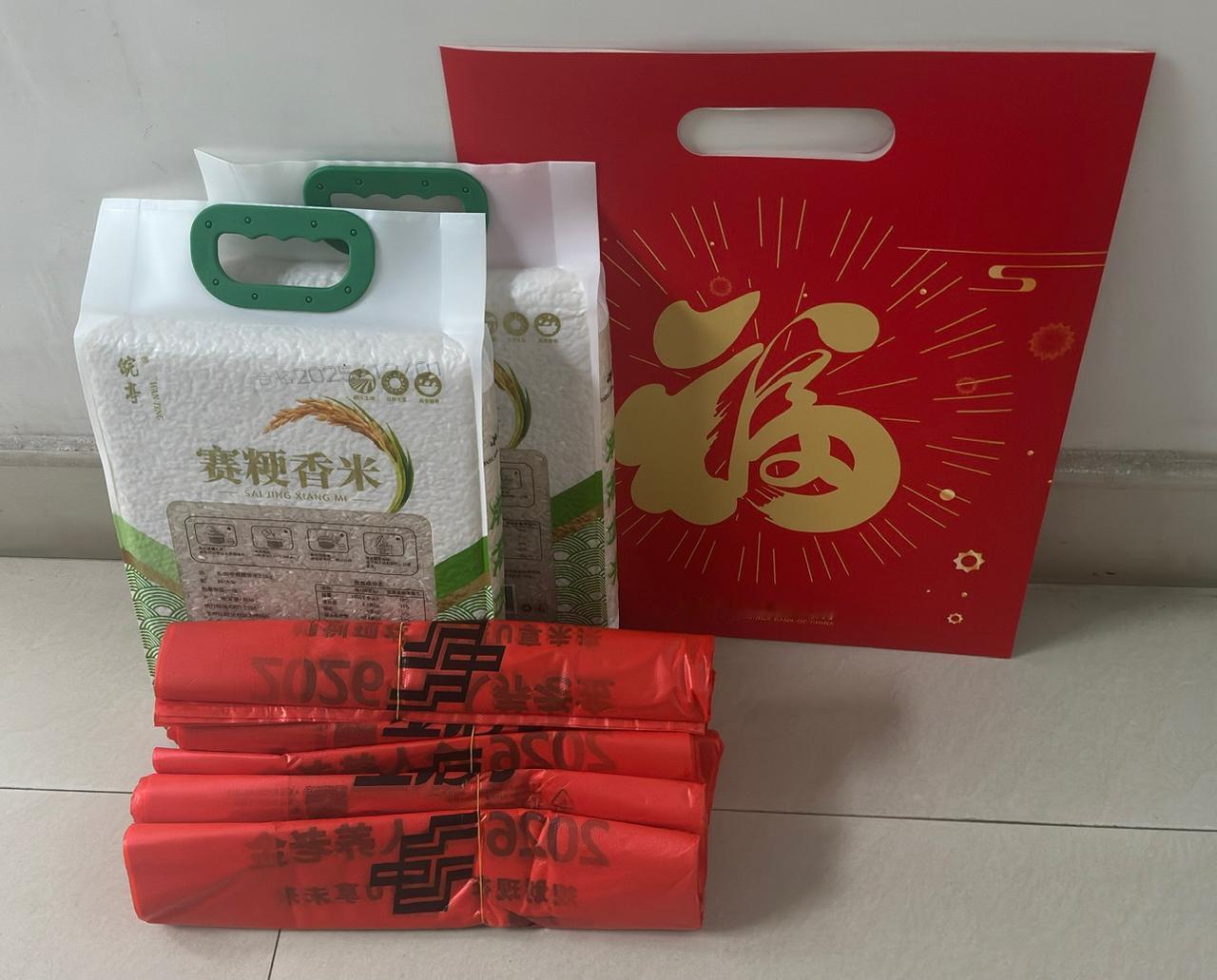 去银行遇到一个豪爽的工作人员，得了那么多免费的礼物，真是赚到了！在邮政储蓄的