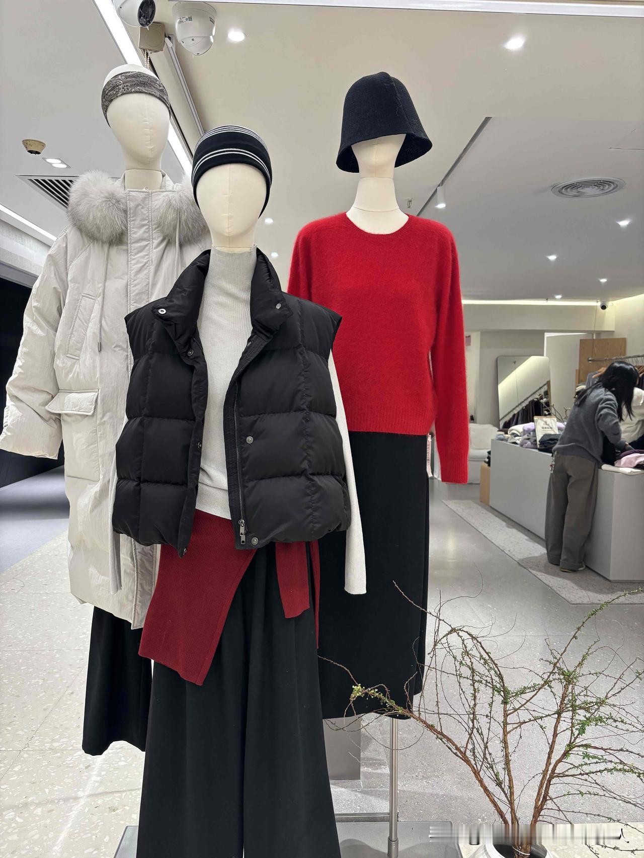 最近降温了，去年的厚衣服配不上今年长胖的我了，看了几家羽绒服店，结果越逛越emo