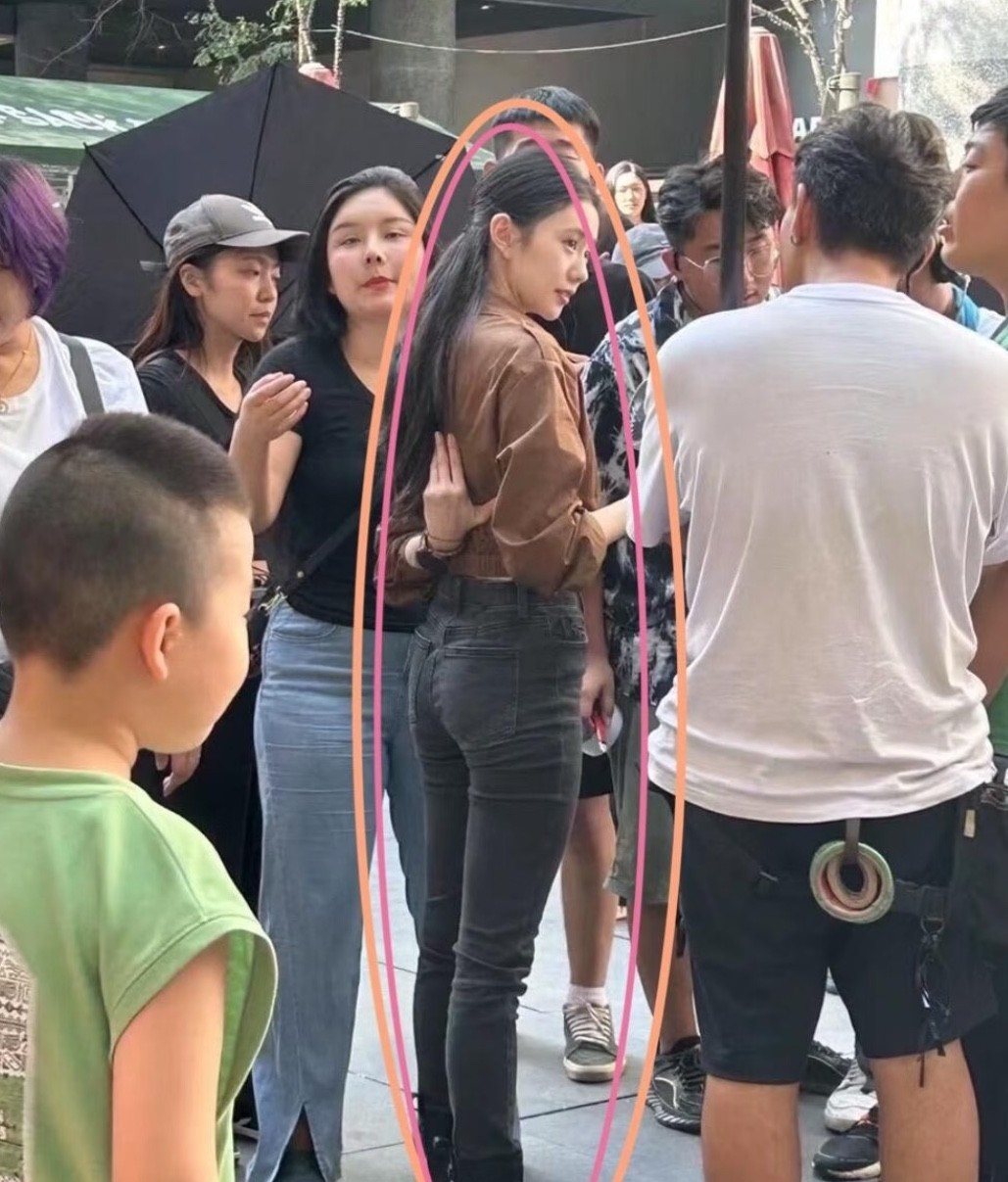 终于明白，张艺谋为什么看好她了，刘浩存连路人视角都这么美？
