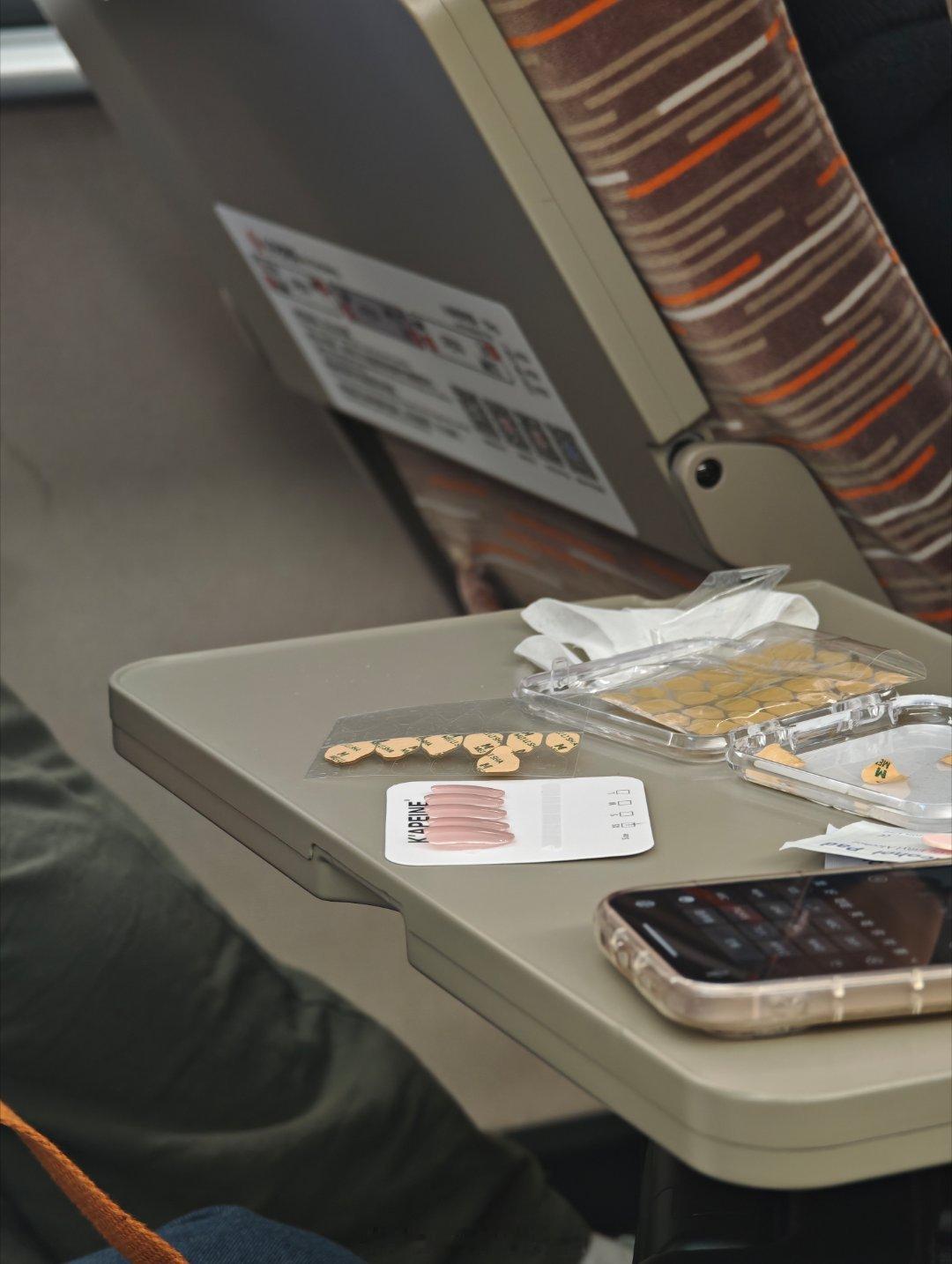 在高铁上一妹子专心致志在贴甲片儿，旁边一叔叔饶有兴致地问妹妹这是什么玩意儿虽然有