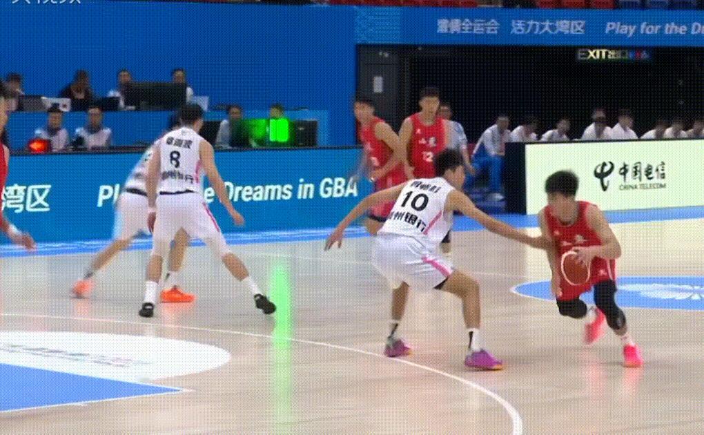 刚结束的一场U22男篮淘汰赛，陈家政得到13分5篮板3抢断稳定发挥，助山东队击败