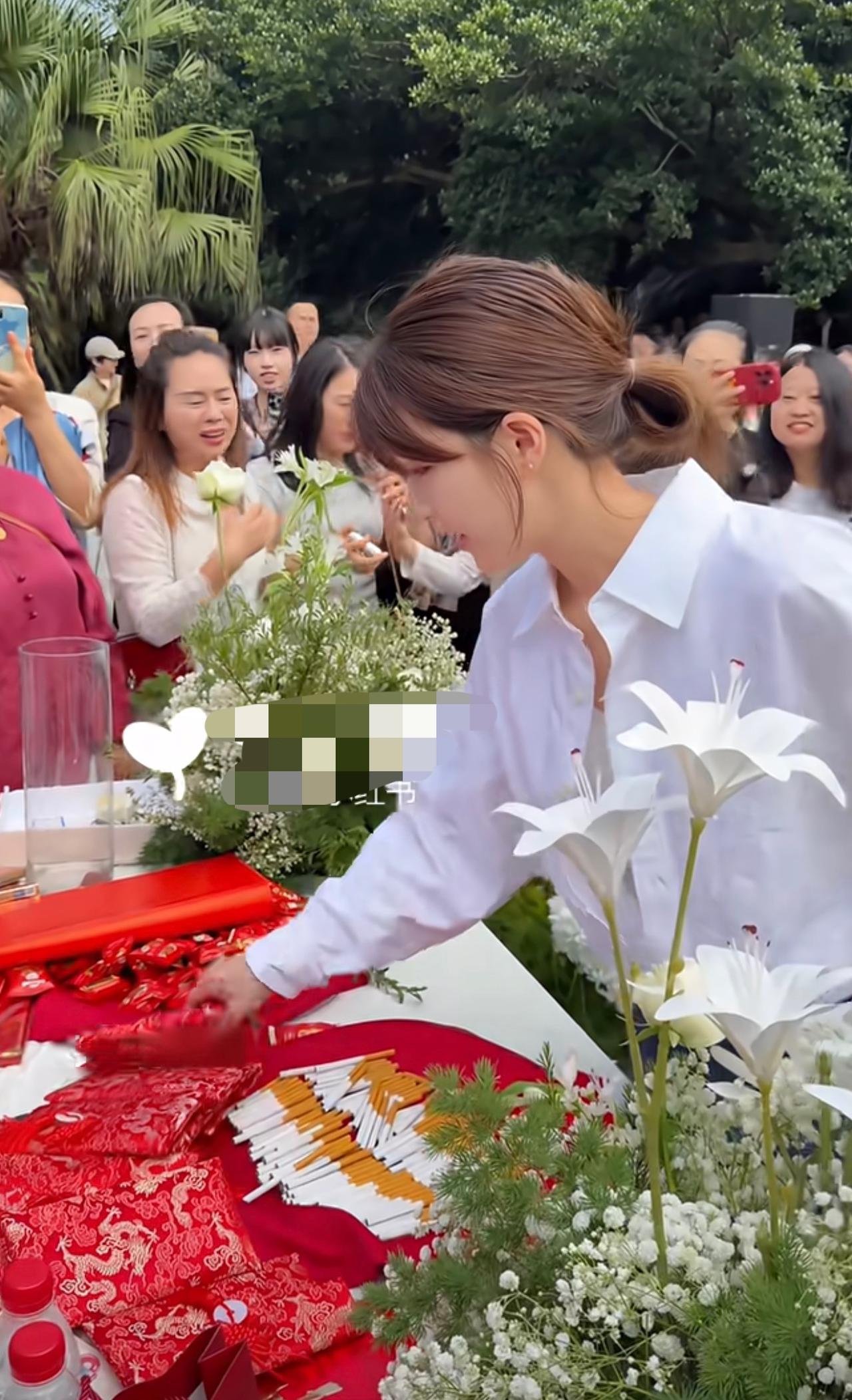 赵露思国庆节回家参加表姐婚礼，担任证婚人上台讲话，包了八个厚厚的红包，还抢捧花。
