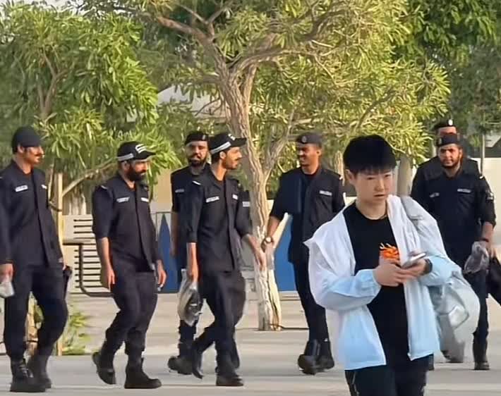 莎莎训练完走出来，身后一群外国人不敢上前打招呼，远远看着她，有的人还拿起手机拍照