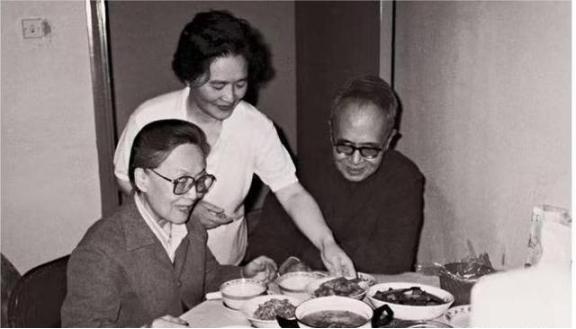 1997年，60岁的钱媛进入弥留，86岁的杨绛握着爱女的手，轻轻说：“安心睡觉，